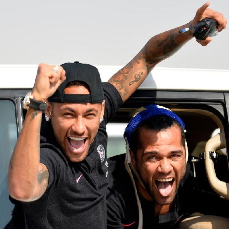 Dani Alves subió una foto de joven y Neymar explotó de risa