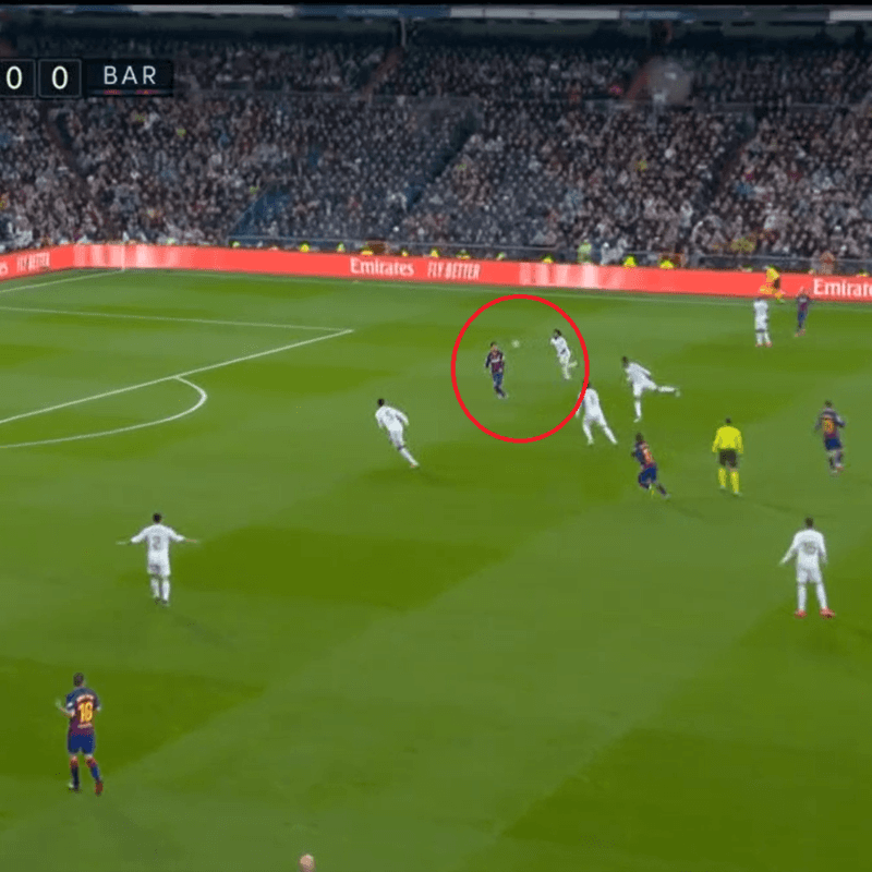 Busquets metió un pase en Modo Dios, pero Messi perdió en su primer mano a mano con Courtois