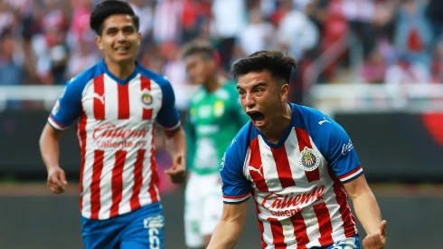 Chivas superó a León por 2-0 y se metió en puestos de Liguilla.