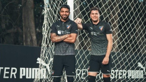 Los jugadores de Liga de Quito posando con la nueva camiseta.