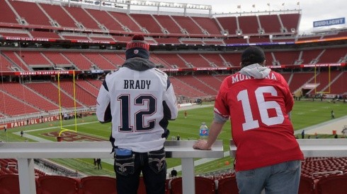 Tom Brady se acerca a los San Francisco 49ers.