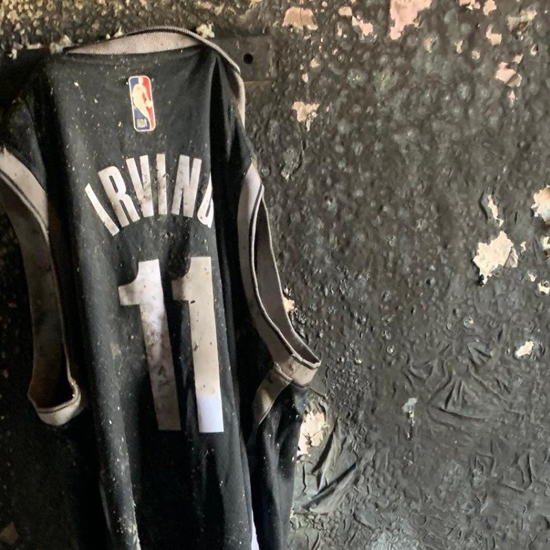 Fanático de los Nets pierde todo en incendio menos camiseta de Kyrie Irving