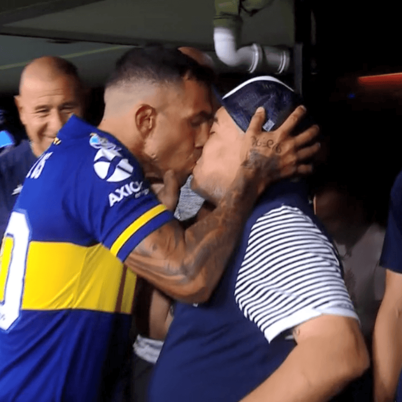 Tevez fue a saludar a Maradona ¡y le partió la boca!