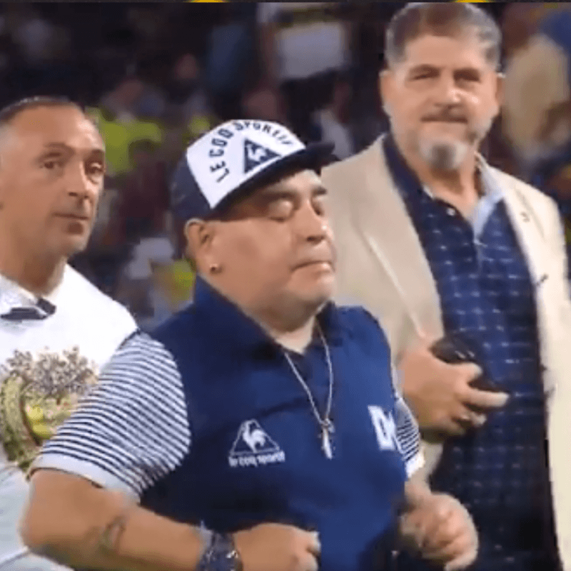 Maradona se acordó de River y le hizo la "gallinita" a la hinchada de Boca