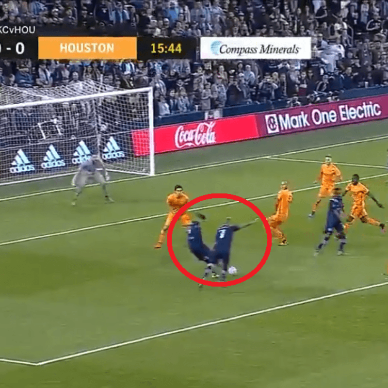 Alan Pulido se presenta en la casa de Sporting Kansas City con un gol