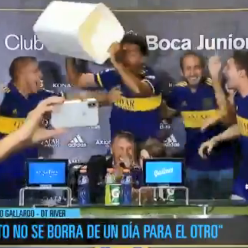 Russo estaba en conferencia ¡hasta que los jugadores de Boca lo bañaron!