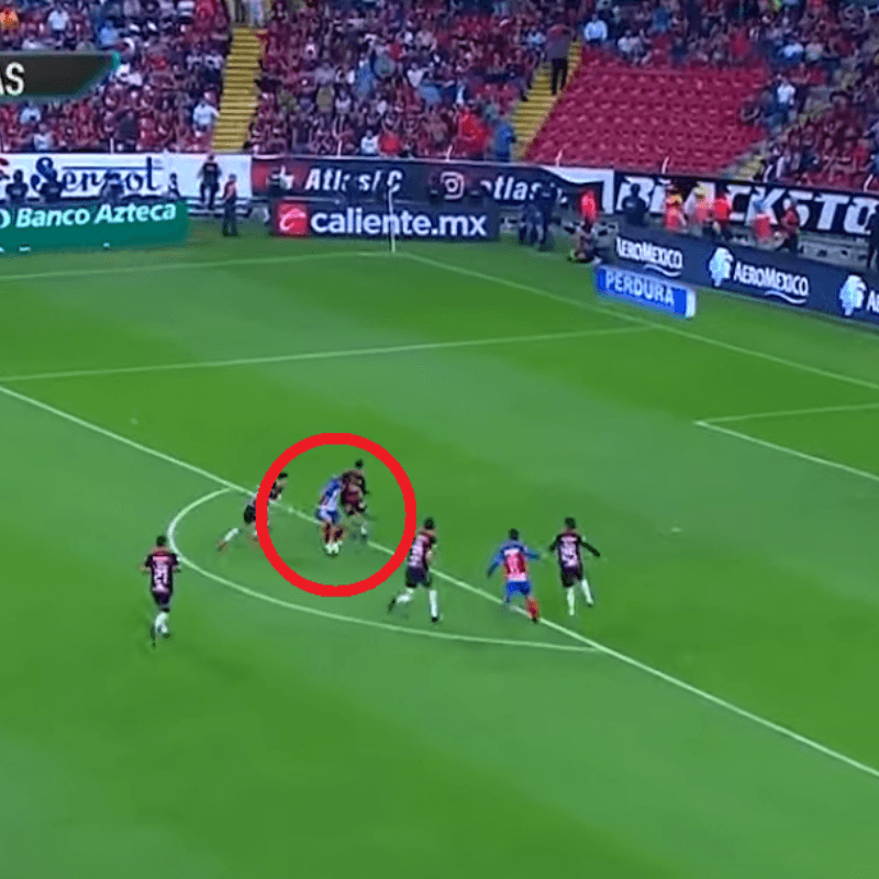 Macías anota el segundo gol para Chivas en dos minutos fatales para Atlas