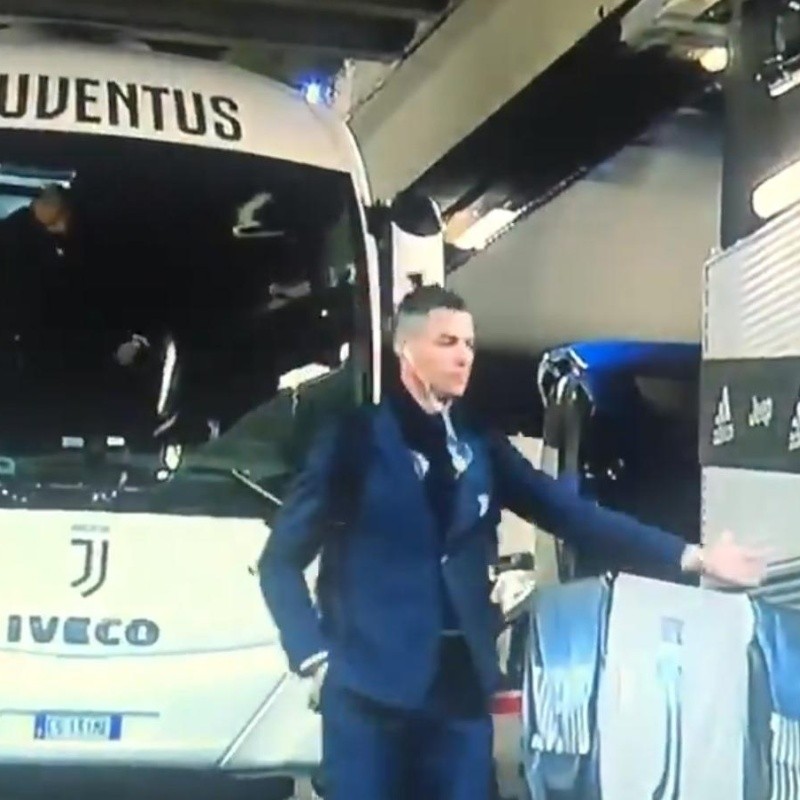 Video: Cristiano Ronaldo llegó al estadio y saludó a personas invisibles