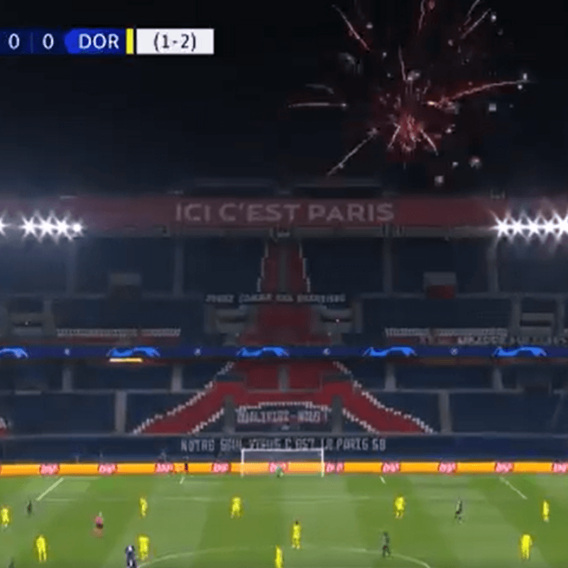 Amor puro: hinchas del PSG se juntaron fuera del estadio y metieron show de fuegos artificiales