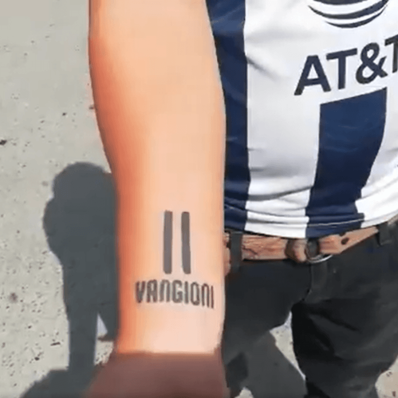 Seguidor de Rayados se tatuó el número de Vangioni