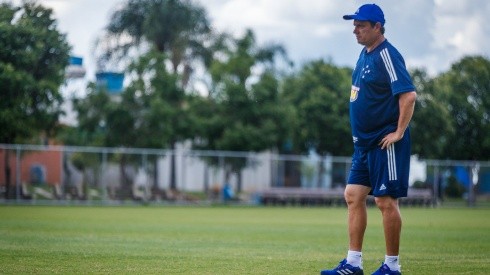 Antes de confirmar permanência de Adilson, Cruzeiro entrou em contato com Guto Ferreira