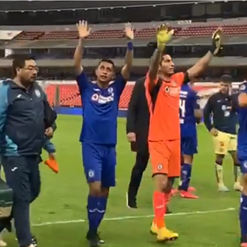 ¿A quién saludan? Jesús Corona y Elías Hernández se retiraron del estadio saludando a las gradas