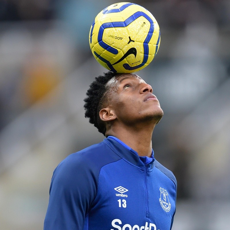 A Yerry Mina todos le hacen el feo: Everton buscaría otro central