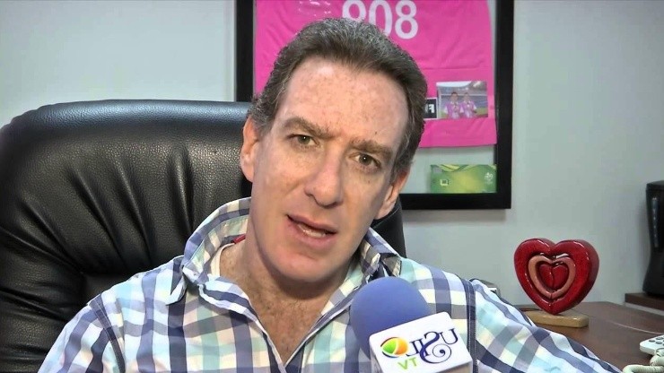 Fleischman trabaja en la Voces del Fútbol de Radio Fiesta.