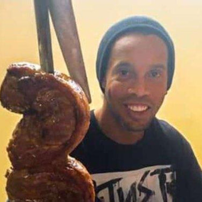 Ronaldinho festejó su cumpleaños comiendo asado en la cárcel