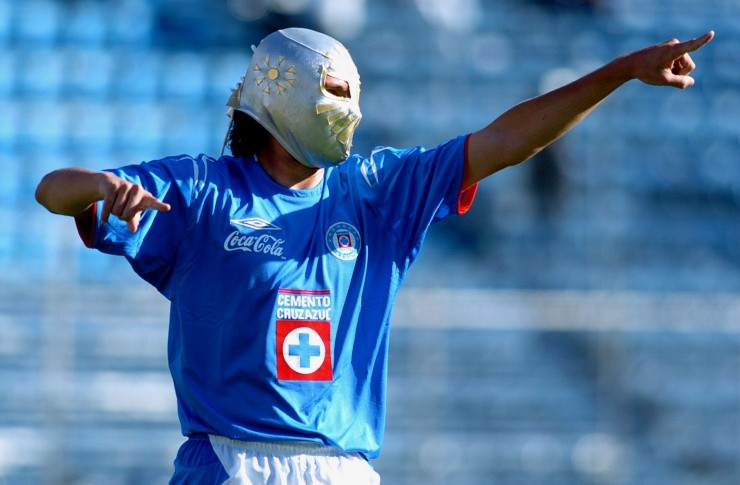 La recordada celebración del argentino: poniéndose la máscara del destacado luchador Místico (Jam Media)