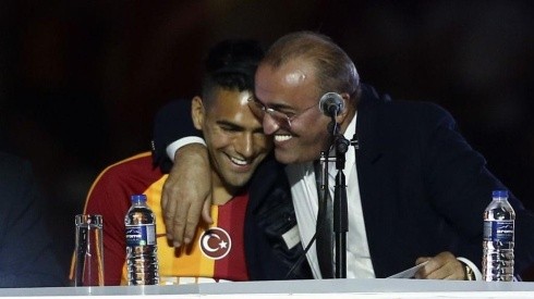 Radamel Falcao junto al vicepresidente del Galatasaray, Abdurrahim Albayrak.