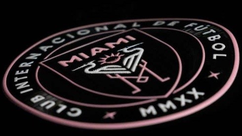 El escudo de Inter Miami, modificado a modo de gesto.