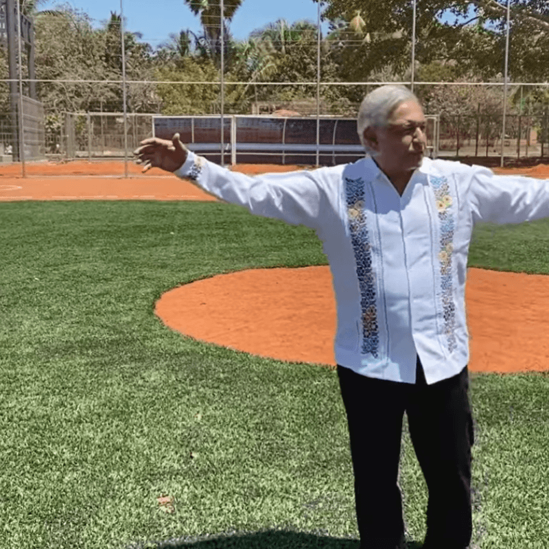 ¿Cuarentena? AMLO fue a un campo de béisbol