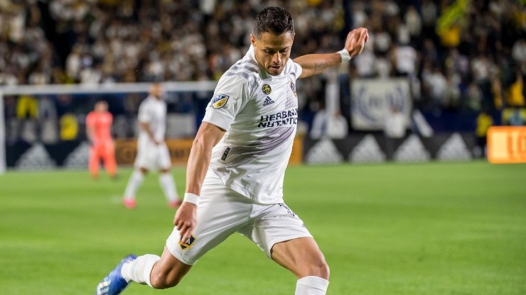 Chicharito no solo le rinde a su equipo dentro de la cancha.