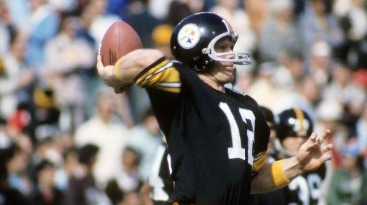 Terry Bradshaw throwing a pass (Getty)