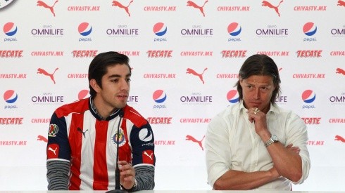 Almeyda y Pizarro durante la presentación del volante mexicano en Chivas