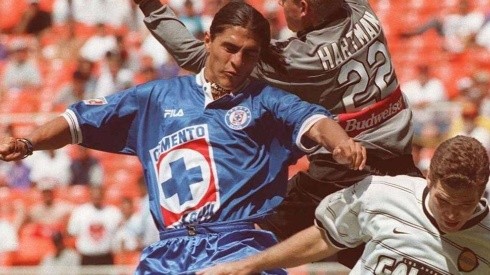 Francisco Palencia vistiendo la playera de 1997 de la Máquina