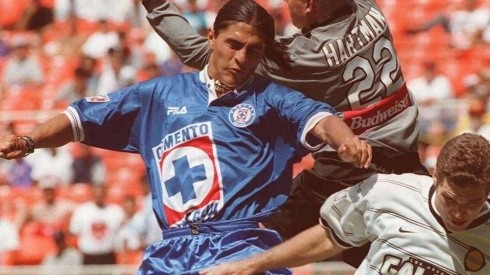 Francisco Palencia vistiendo la playera de 1997 de la Máquina