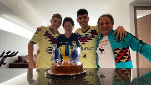 Leo Suárez posando junto a su familia