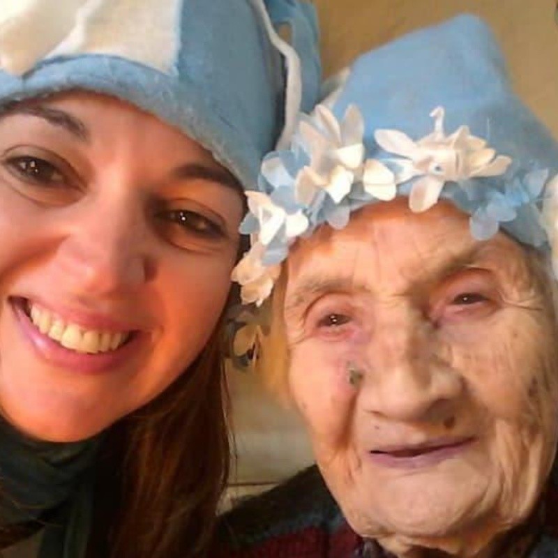 Abuela del corazón: llevó a vivir a su casa a una señora de 96 años y juntas hacen barbijos