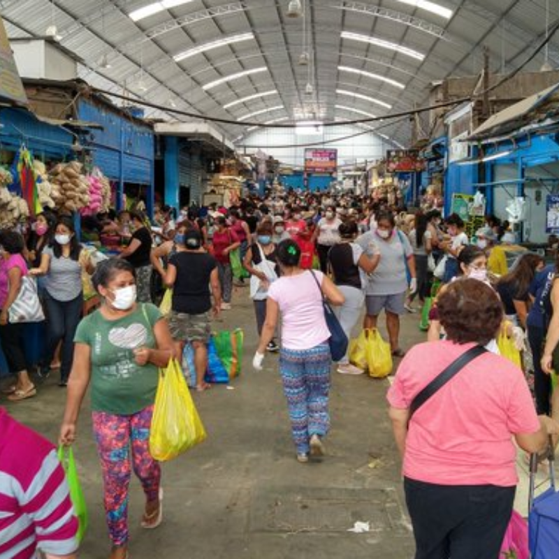 Largas colas en mercados tras saberse toque de queda del jueves y viernes