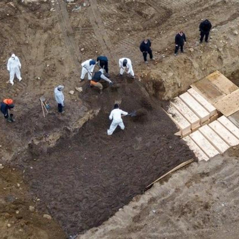 New York: toman imágenes de entierros masivos en gigantescas fosas comunes