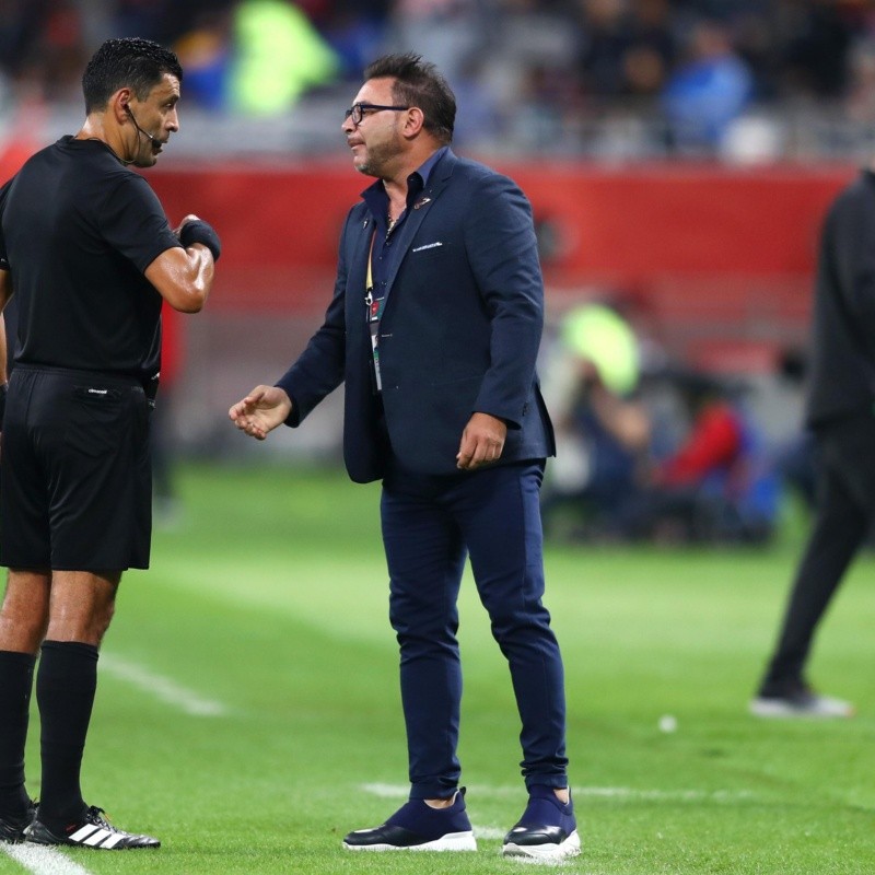 Antonio Mohamed reveló la insólita petición que le hizo al árbitro para poder eliminar al Liverpool