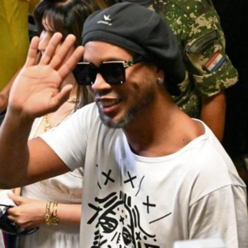 Ronaldinho tiene el piso completo de un hotel para pasar su arresto ¡y hasta recibe visitas!