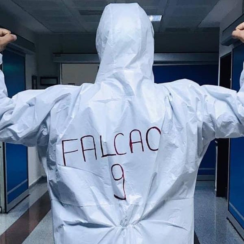 Médico turco lleva el 9 de Falcao en la espalda para salvar vidas