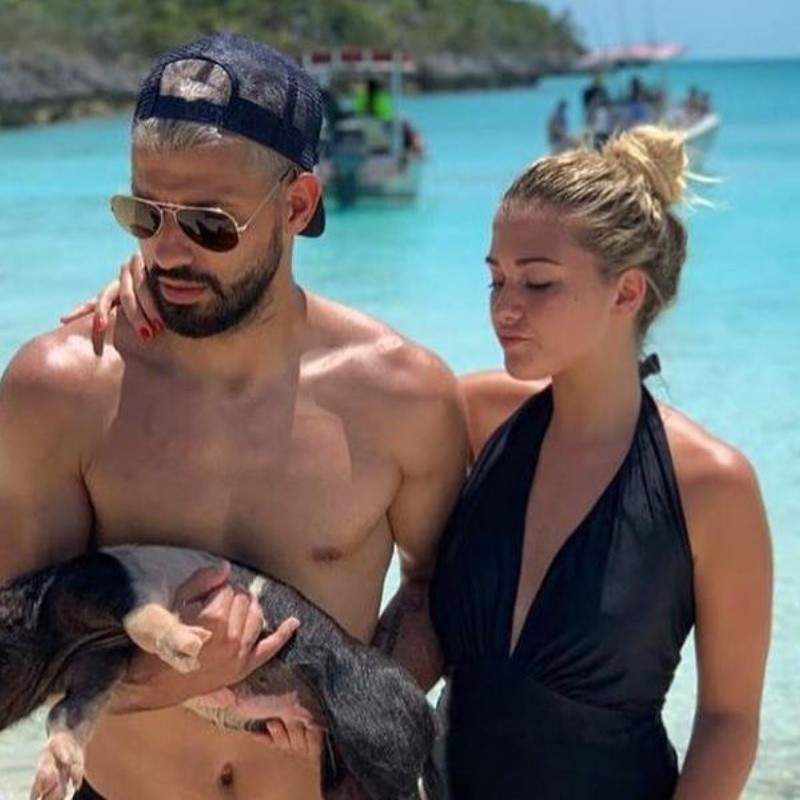 La novia del Kun Agüero se puso a menear en el espejo, pero él no podía dejar el FIFA