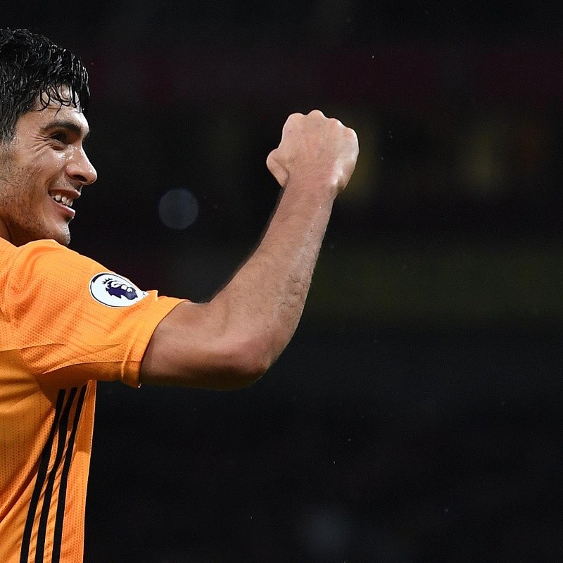 Gran gesto: Raúl Jiménez sortea su playera de Wolverhampton