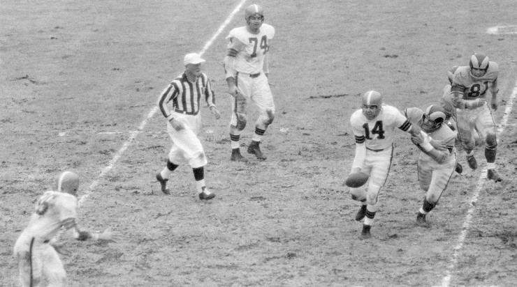 Otto Graham eluding tackles (Getty)