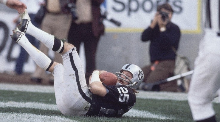 Fred Biletnikoff catching a pass in the endzone (Getty)