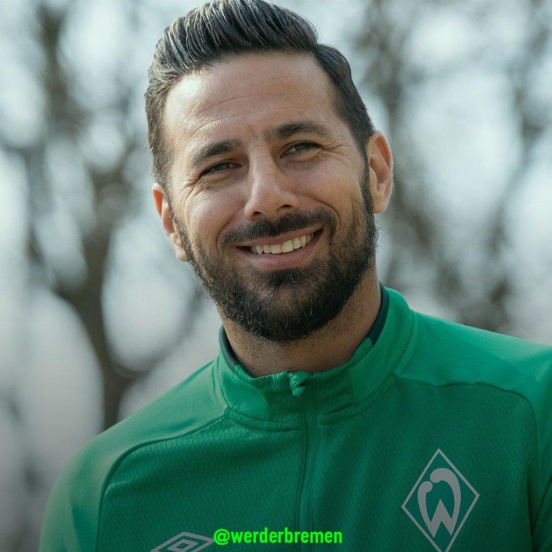 Estuvo cerca: Pizarro sufrió lesión muscular y no podrá jugar la Bundesliga