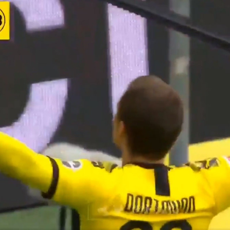 Thorgan Hazard hizo el 3-0 del Dortmund y festejó como si hubiese hinchas