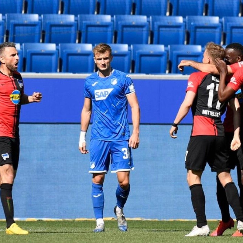 Beso del pecado: dos jugadores del Herta Berlin no aguantaron por el regreso del fútbol