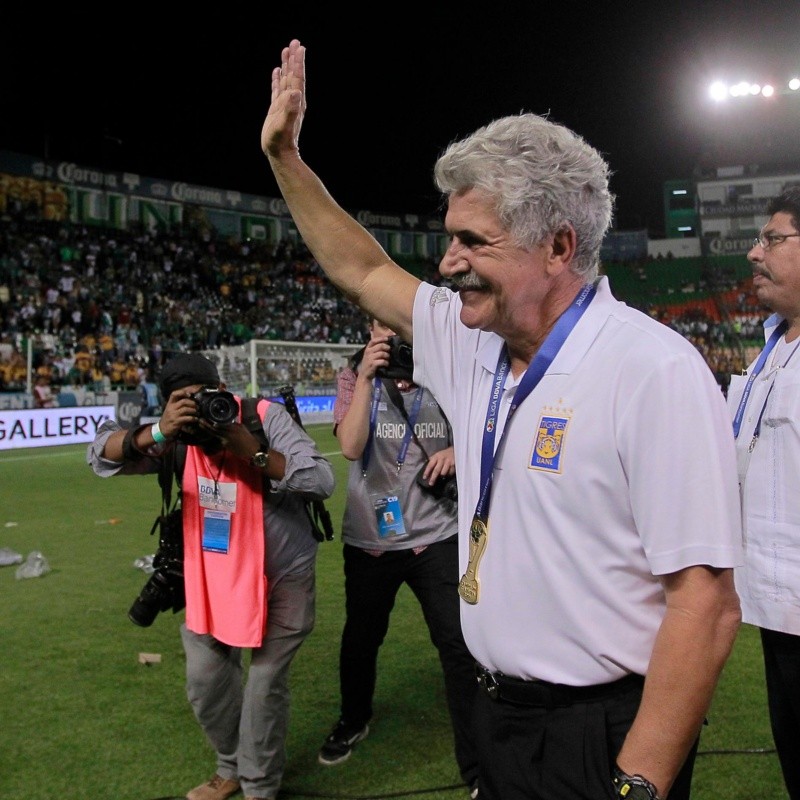 En honor a Ricardo Ferretti, Tigres modificó su escudo