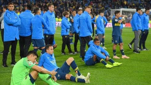 Foto de los jugadores de Boca esperando la medalla.