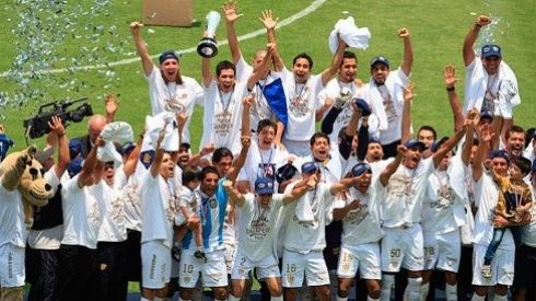 Pumas levantando el trofeo de campeón por el Clausura 2011