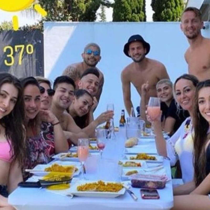 Cuatro jugadores del Sevilla se juntaron a comer con sus parejas rompiendo la cuarentena