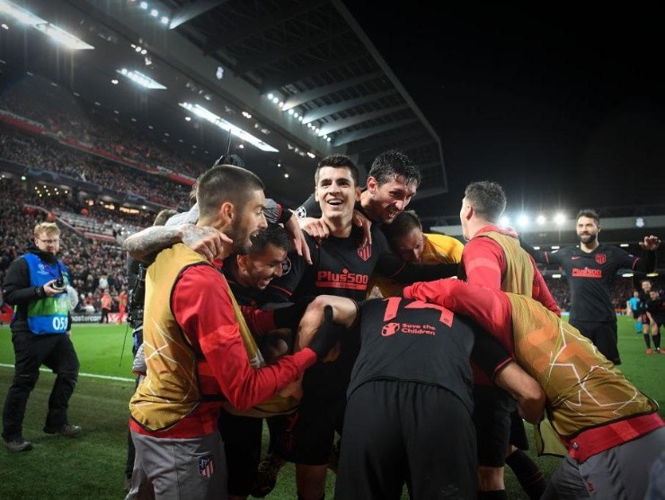 Atlético de Madrid festeja en Anfield su clasificación en Champions. (Getty Images)