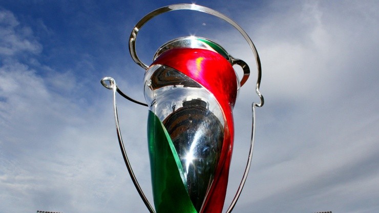 Trofeo de la Copa MX antes de la final del 2014 entre Tigres y Oaxaca (JAM MEDIA)