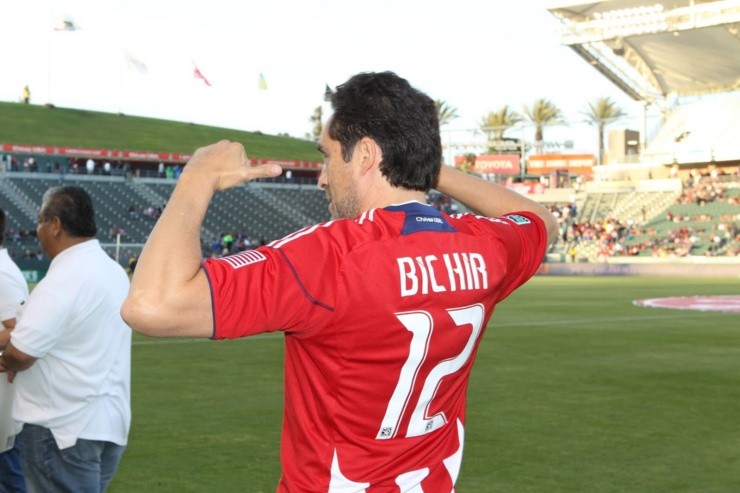 Demián Bichir presumiendo la playera de Chivas (Twitter)