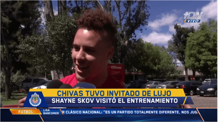 Shayne Skov en su visita al entrenamiento de Chivas (Captura TV)